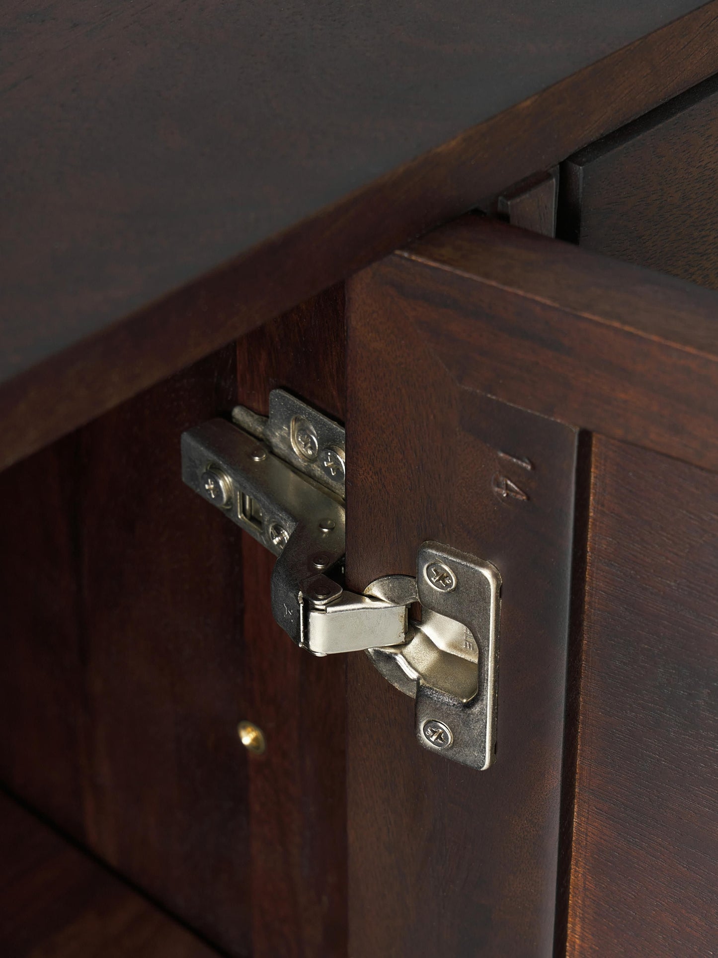 Sideboard Luca aus Mangoholz mit Fischgrät-Muster