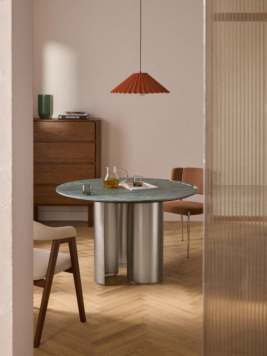 Runder Esstisch aus Marmor im gemütlichen Esszimmer