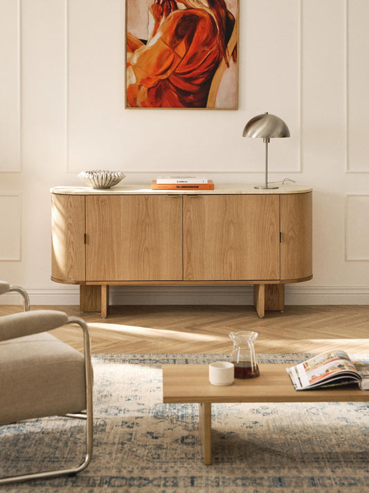 Holz-Sideboard Zumi mit abgerundeten Ecken und Travertinplatte