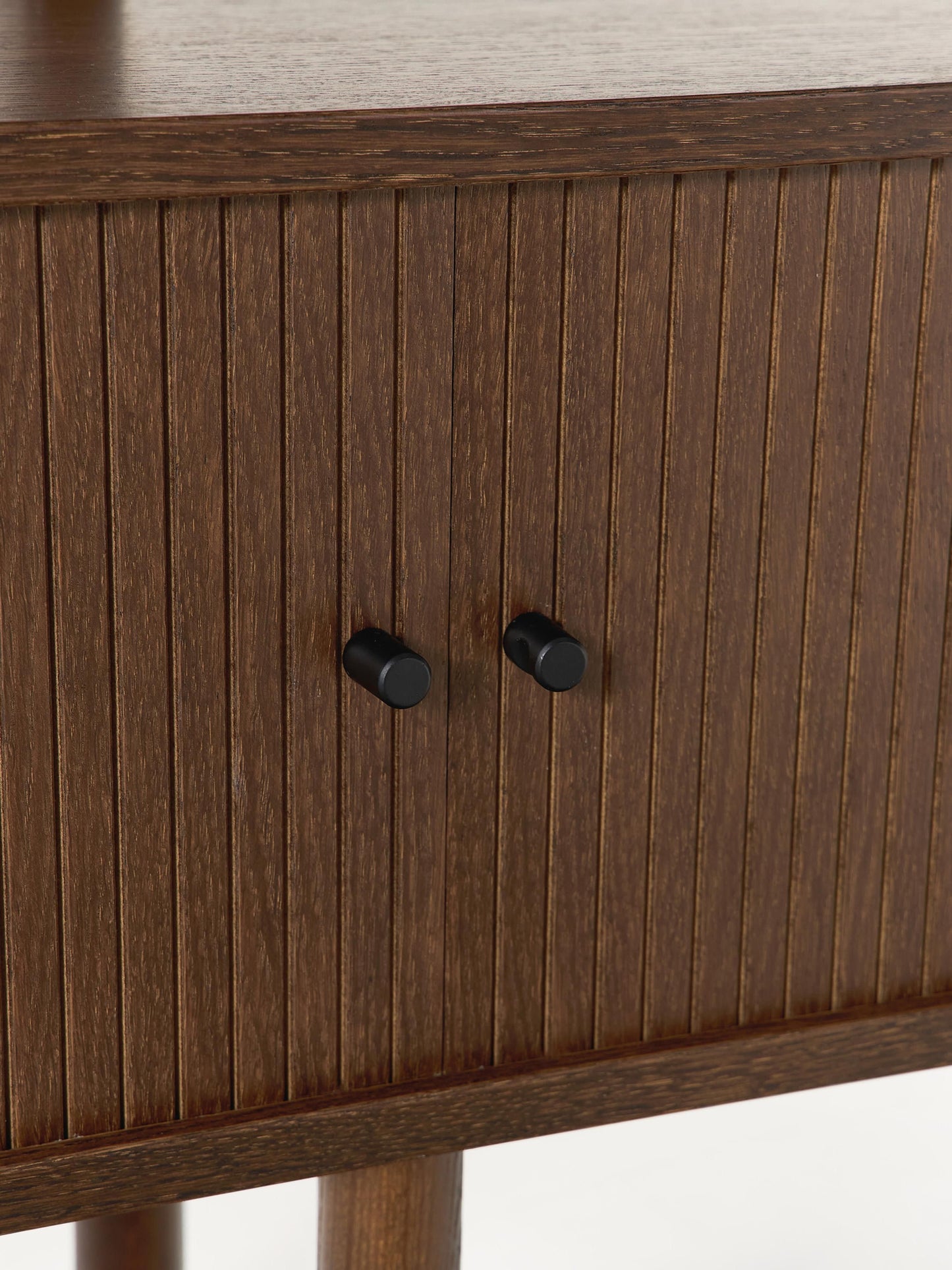 Regal Calary mit geriffelter Front