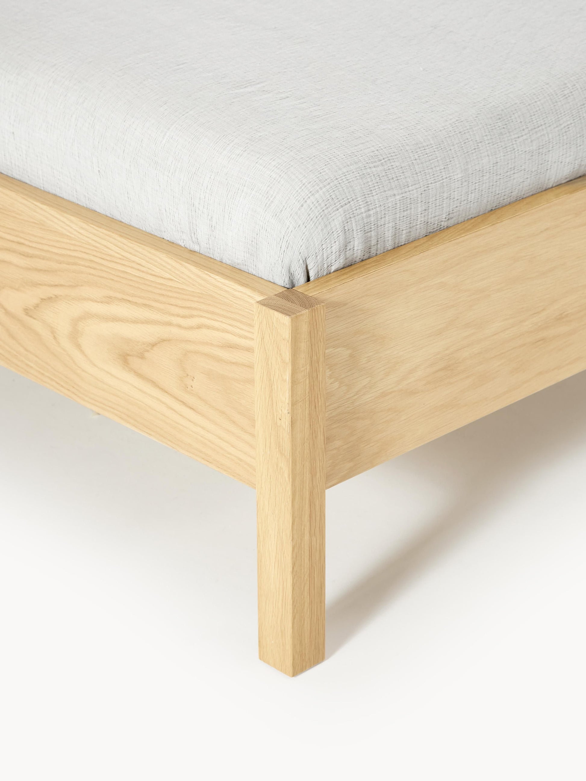 Holzbett Jones mit Kopfteil aus Bouclé