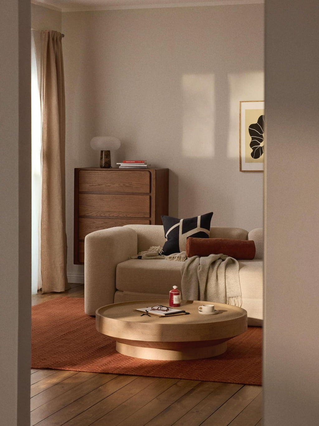 Benno Round XL Coffee Table in Mango Wood — Camel