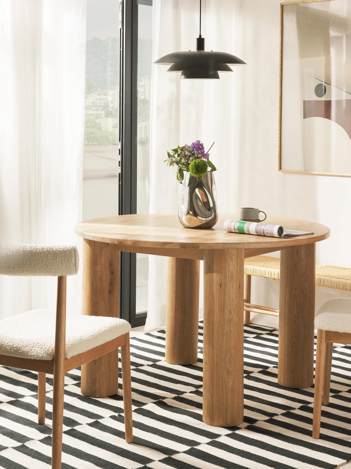 Ohana Round Dining Table in Oak, Ø 120 cm — Sand