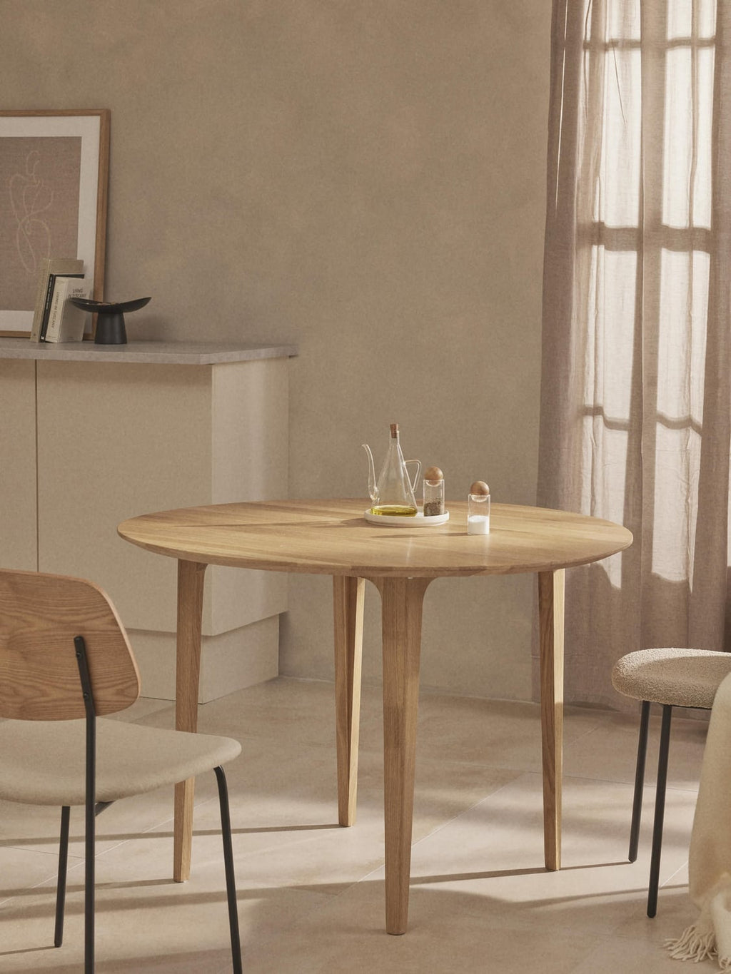 Archie Round Dining Table in Oak, Ø 110 cm — Dune