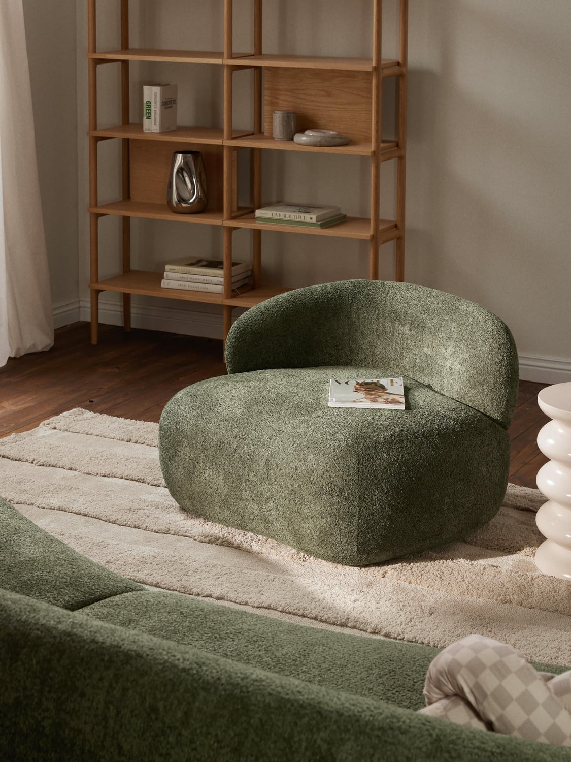 Alba Lounge Chair in Teddy Bouclé — Anthracite